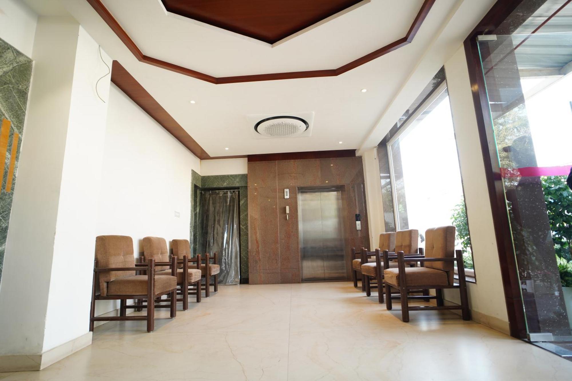 Hotel City Grand Varanasi — Photos 1